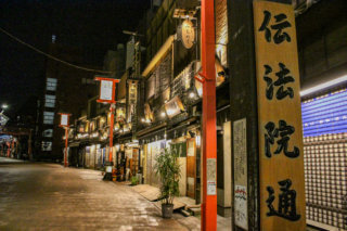 Dempoin street at night 01