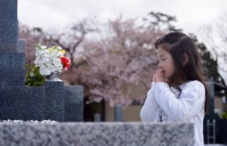pray in front of the grave